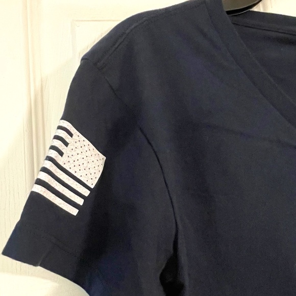 5 Branches Brewing Giggle Shark V-Neck Tee-Women's Medium - Picture 4 of 8